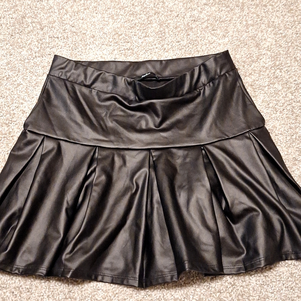 Papaya PU Leather Pleated Skirt in Black size L